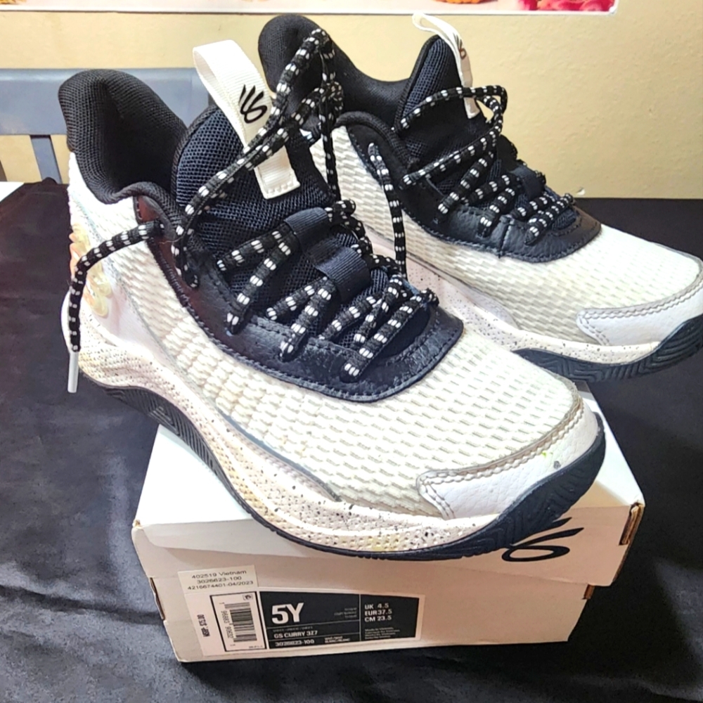 BOYS YOUTH STEPH CURRY SHOES